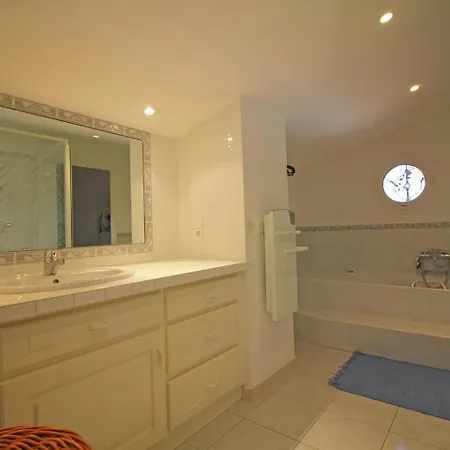 Holiday Maison Lei Roucas בית נופש *